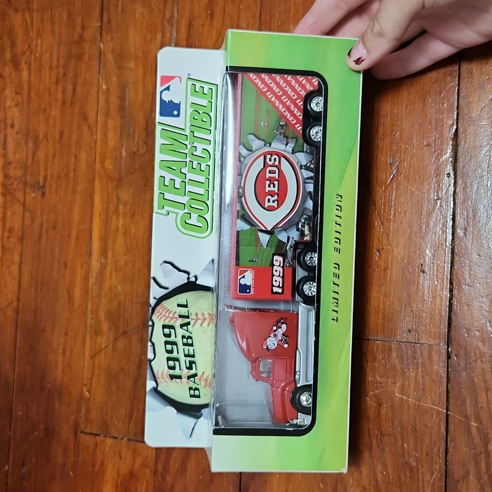 1999 Cincinnati Reds Semi Truck Collectible